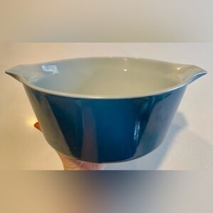 Pyrex 1960s spirograph 2.5 qt casserole dish. Preloved. No lid.